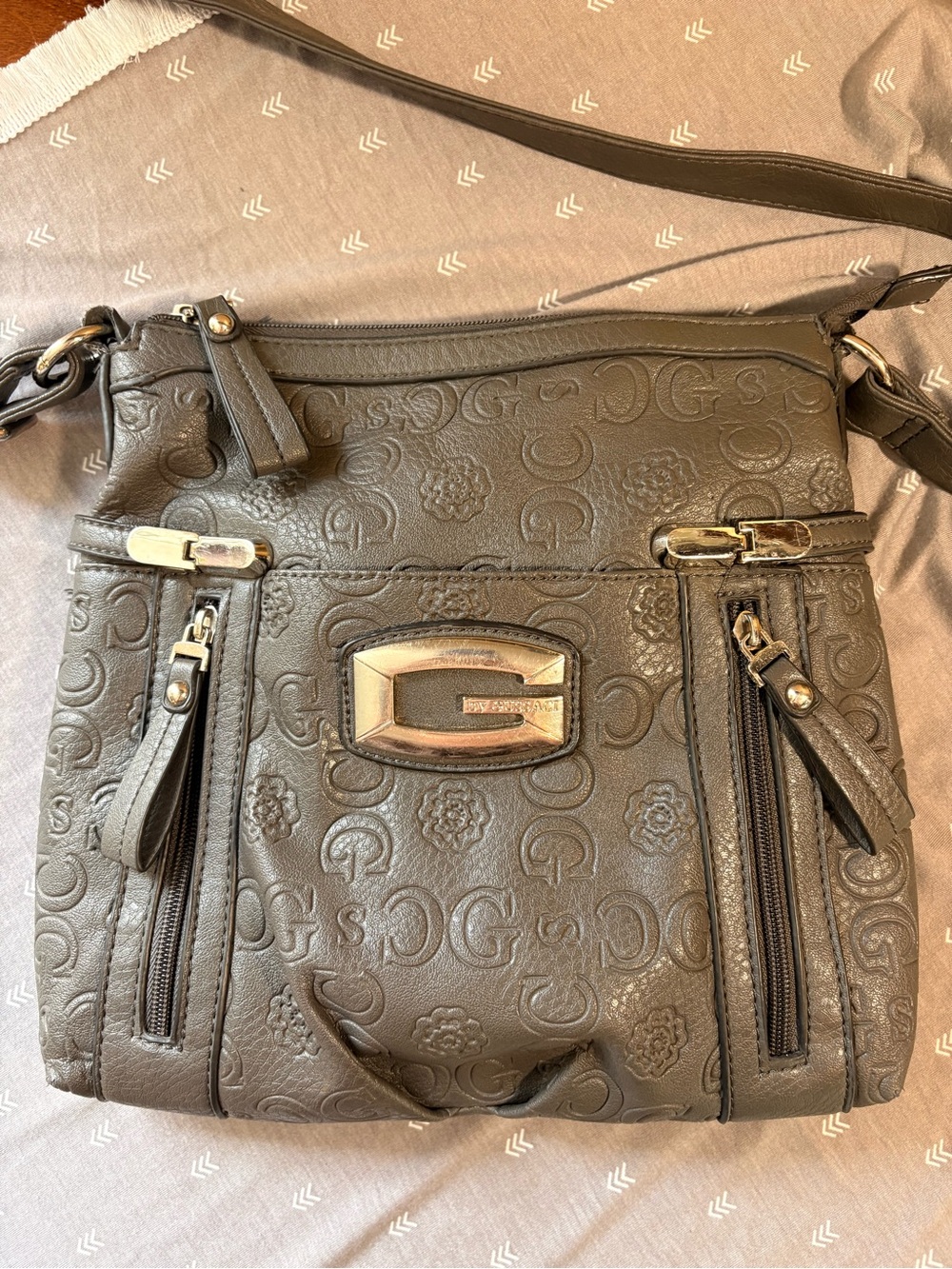 Gussaci G-Emblem Embossed Crossbody Bag in Grey